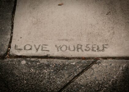 Πώς να καλλιεργήσεις αυτοσυμπόνια και ψυχική ισορροπία