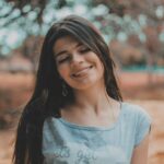 Νεαρή κοπέλα που γελά γεμάτη χαρά και ενθουσιασμό