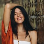 Κοπέλα που χαμογελά γεμάτη ενθουσιασμό