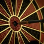 Ένα βελάκι που είναι καρφωμένο ακριβώς στο κέντρο του στόχου