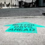 Στάμπα στο δάπεδο δρόμου που γράφει στα αγγλικά πως οι καλύτερες μέρες είναι μπροστά