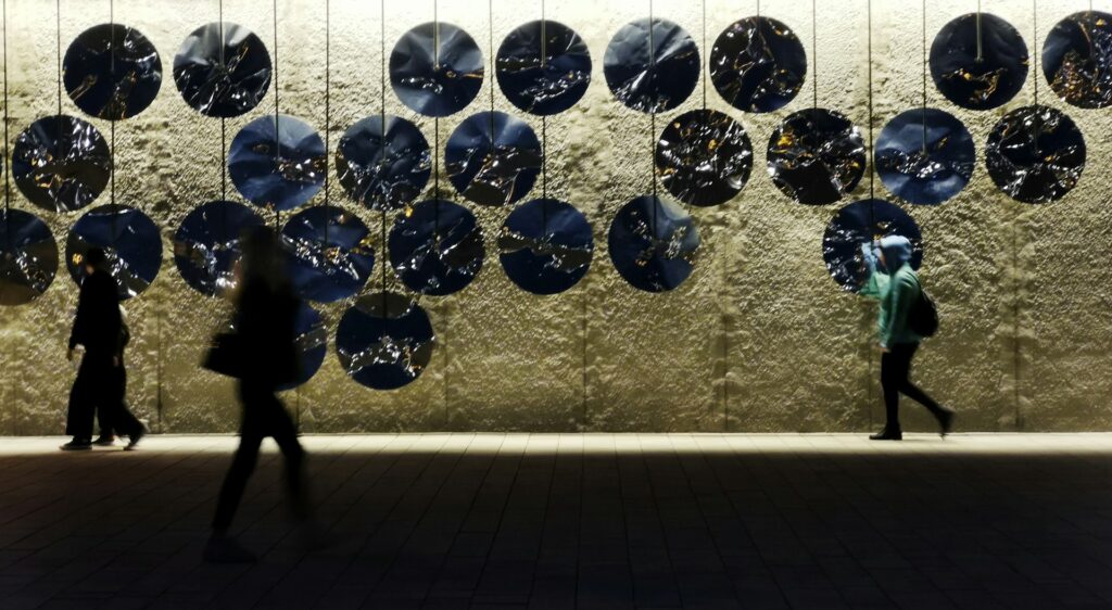 Άνθρωποι που περπατούν νύχτα με φόντο διακοσμητικά στοιχεία