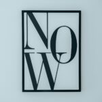 Τοιχογραφία που αναγράφει Now