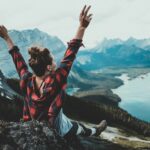 Νεαρό κορίτσι απολαμβάνει την θέα χαρούμενη για την ζωή που επέλεξε