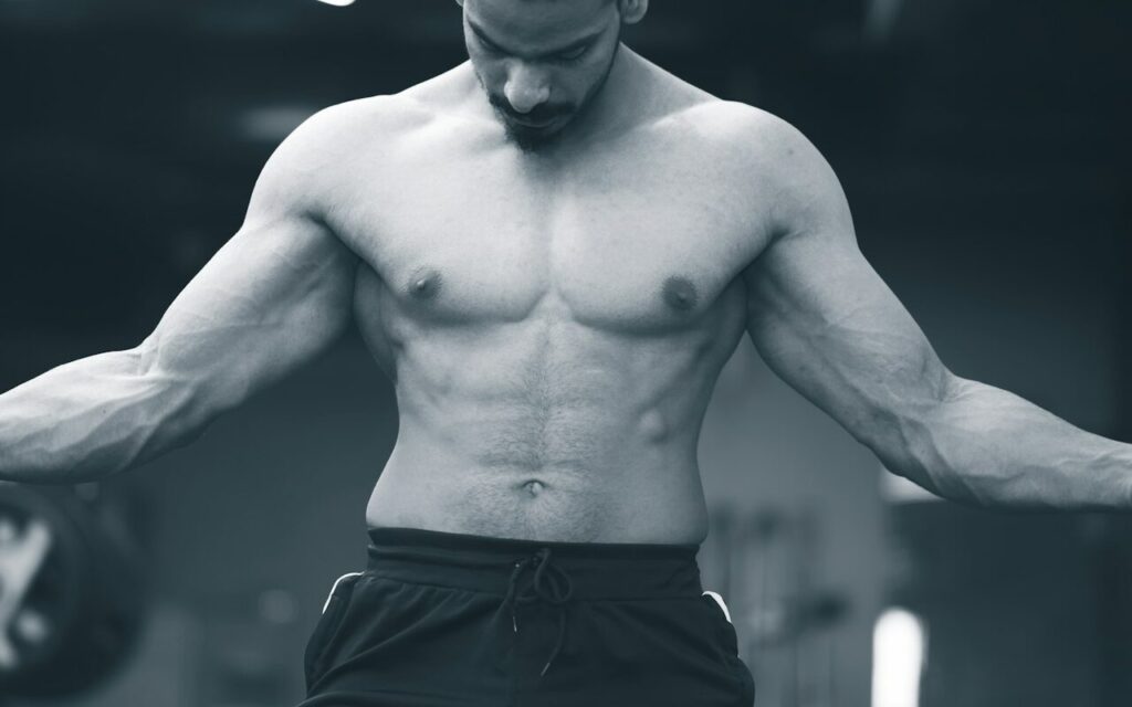 Άνδρας που νιώθει ικανοποίηση με τον εαυτό του και το σώμα του