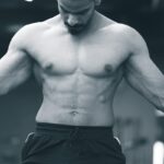 Άνδρας που νιώθει ικανοποίηση με τον εαυτό του και το σώμα του