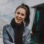 Νεαρή κοπέλα με ενθουσιασμό και θετική διάθεση