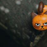 Γατάκι φτιαγμένο από ξύλο με θυμωμένη όψη