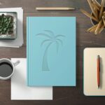 Γραφείο με ημερολόγιο, μολύβια και κούπα καφέ