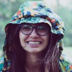 Νεαρό κορίτσι χαμογελάει με ειλικρίνεια