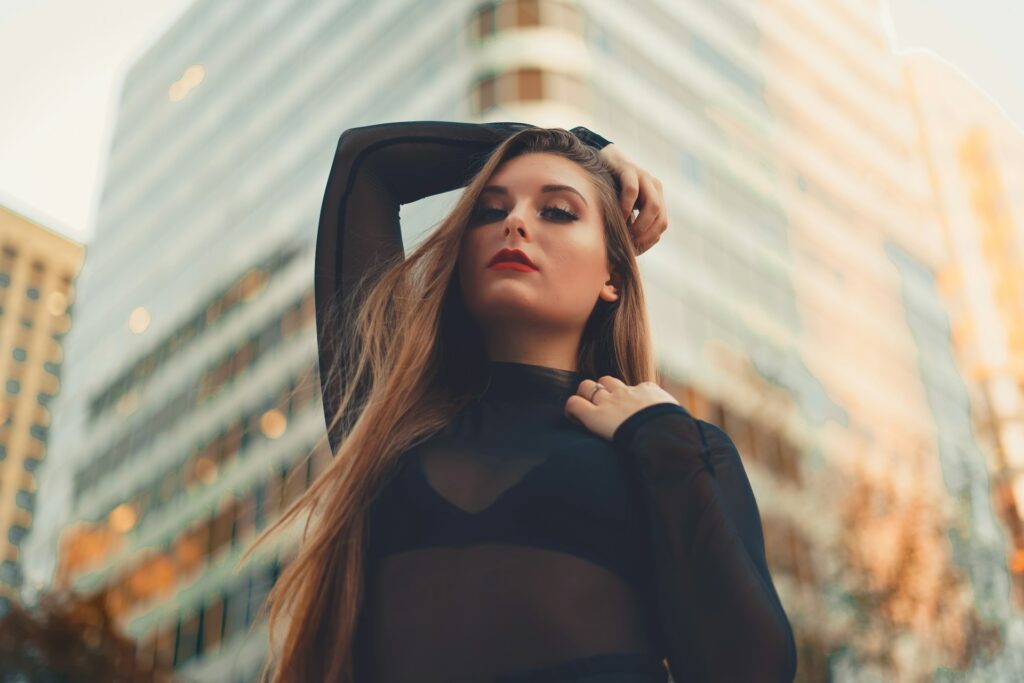 Νεαρό κορίτσι φωτογραφίζεται προβάλλοντας μία τεχνιτή τελειότητα