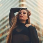 Νεαρό κορίτσι φωτογραφίζεται προβάλλοντας μία τεχνιτή τελειότητα