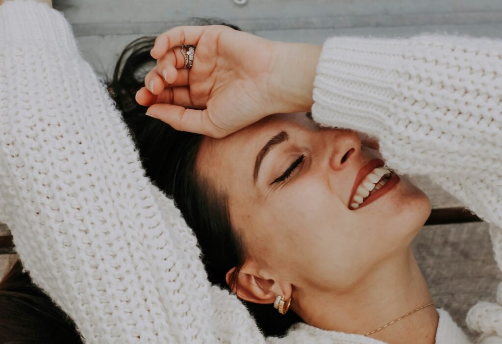 Νεαρή κοπέλα που μόλις έχει ξυπνήσει με πρωινή ενδυνάμωση με θετικές δηλώσεις