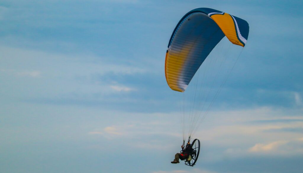 Άνθρωπος που πετά με παραμοτέρ στον ουρανό συμβολίζοντας ελευθερία και υπέρβαση φόβων