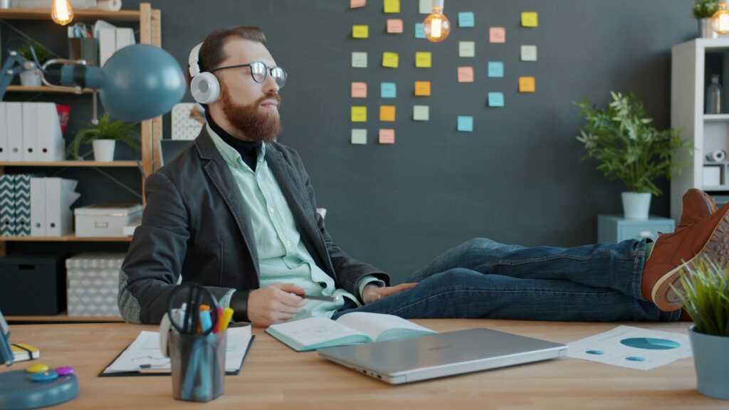 Άνδρας που εργάζεται με ηρεμία