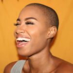 Γυναίκα που γελά δυνατά εκφράζοντας ελευθερία και χαρά